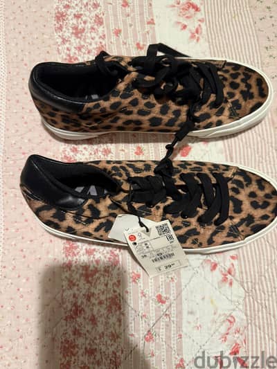 sneakers brand new. . . . original منتجات اصلية من زارا و تومي هيلفيجر