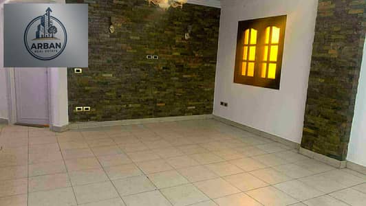 For rent, an empty ultra super lux apartment on the key in Maadi, a wireless division, a very quiet location and close to all services, restaurants, and brands. Steps to Nasr Street and the wireless area, and Moamen Square.