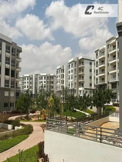 شقة راقية للبيع داخل Hyde Park – New Cairo بموقع مميز جدًا داخل الكمبوند، تشطيب كامل بجودة عالية ومجهزة بالمطبخ والتكييفات، مناسبة للسكن أو الاستثمار