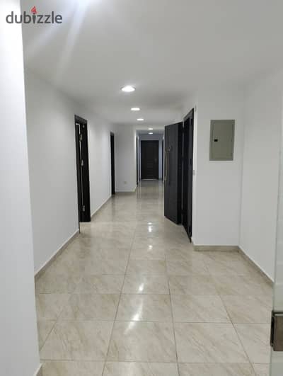 Office for rent in Heliopolis, on a main street, 600 square meters, prime floor, close to all services, transportation, banks, and the metro. It features multiple rooms and open spaces suitable for all international companies. Modern building with a hotel