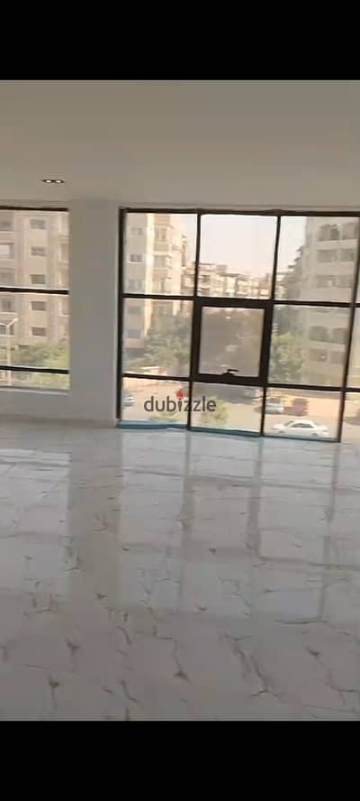 مكتب للايجار في مصر الجديده شارع رئيسي مساحه 200مبني اداري بالكامل عماره حديثه ومدخل فندقي قريب من جميع الخدمات والمواصلات والبنوك والمترو عباره عن عدد غرف ومساحات مفتوحه تناسب جميع الشركات العالمية متاح مساحات مختلفه في جميع انحاء مصر الجديده ومدينه نصر