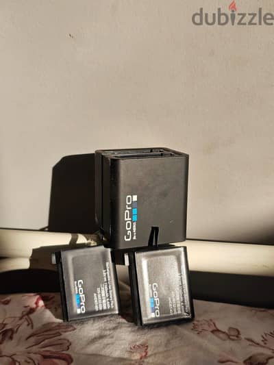 للبيع 2 بطاريه و 2 ريموت وشاحن بطاريات جوبرو