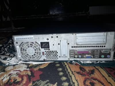 كمبيوتر مكتبي مستعمل مقابل للتفاوض