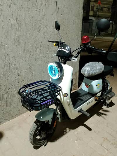 هذا السكوتر هو سكوتر كهربائي من نوع Rambo Cambo