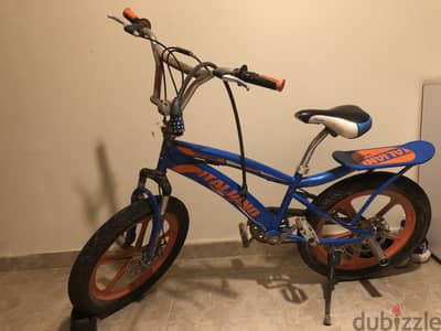 دراجة BMX مع قفل