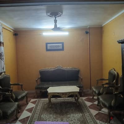 صالون و سجاده و نيش و ستاير و نجفه الغرفه كلها للبيع