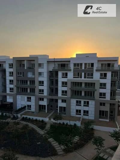 شقة راقية للبيع داخل Hyde Park – New Cairo بموقع مميز جدًا داخل الكمبوند، تشطيب كامل بجودة عالية ومجهزة بالمطبخ والتكييفات، مناسبة للسكن أو الاستثمار