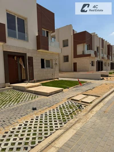 فيلا تاون هاوس للبيع  باقل من سعر الماركت  بمساحه اكبر 176 م فى اقى كمبوند فى التجمع ازار -azzar بجوار الجولدن اسكوير