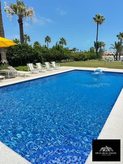 فيلا "جوهرة 4" الفاخرة بمارينا 5: أول صف مباشرة على البحيرة الساحرة، حمام سباحة خاص (Private Pool)، 6 غرف نوم واسعة ومكيفة بالكامل، 5 حمامات، وموقع اس