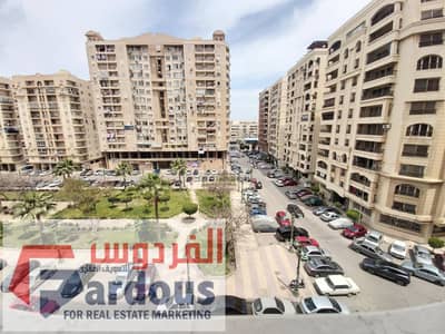 للبيع شقه 140 متر خلف خير زمان المربع الذهبي سموحه اطلاله بالكامل على الشارع واجهه بحريه