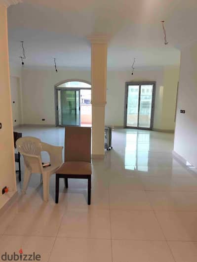 فرصة استثمارية نادرة للإيجار – عمارة إدارية على المحور المركزي مباشرة عمارة كاملة للإيجار بموقع استراتيجي لا يتكرر على المحور المركزي مباشرة، مناسبة لجميع الأغراض الإدارية والتجارية:  شركات مقرات إدارية براندات  عيادات ومراكز طبية مراكز تدريب وخ