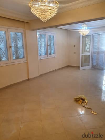 For sale in the Third Settlement, a 135 sq m ground floor apartment with a super deluxe finish.
