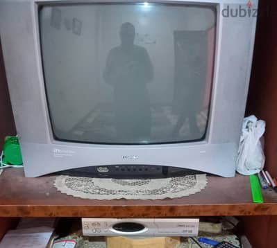 للبيع تليفزيون توشيبا ٢١بوصة  ومعاة رسيفر كومكس ومروحة  وكاسيت