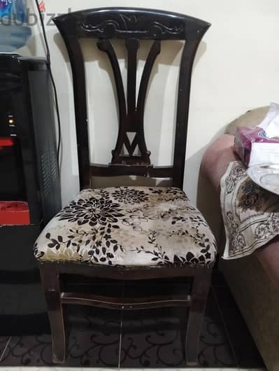 5 كراسي سفرة للبيع وواحد سادس محتاج صيانة