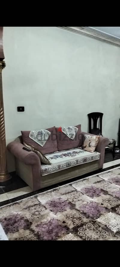 انترية كنبة كبيرة وكنبة صغيره وكرسيين