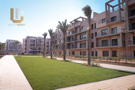 شقة جاردن استلام فوري للبيع متشطبة بالكامل بالتكييفات في الجولدن سكوير في التجمع الخامس بالتقسيط