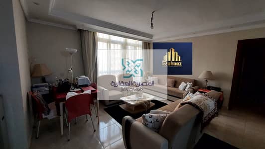 شقه للبيع بالتقسيط   المعراج العلوى بالقرب من بنزينه توتال وكارفور والدائري .  مساحه 150 متر  تشطيب سوبر لوكس  واجهه بالكامل  الدور الثامن . اسانسير .