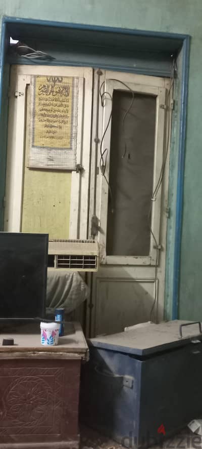 بلكونة كاملة بحالة جيدة جداً باب درفتين  والشيش والحلق طول 220 عرض 130