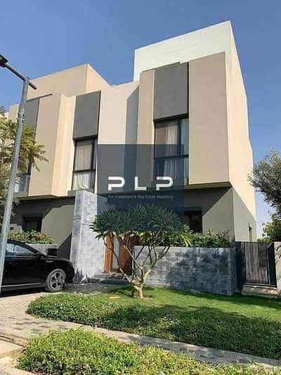 استلام فوري تشطيب كامل تاون هاوس  جاهز علي السكن باقل من سعر السوق لسرعه البيع في كمبوند البروج الشروق