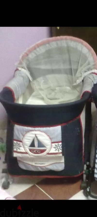 سرير اطفال بمستويات