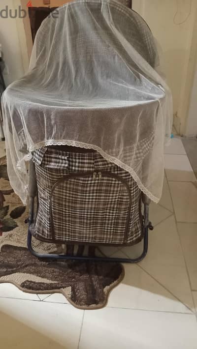 سرير اطفال بحاله ممتازة للبيع