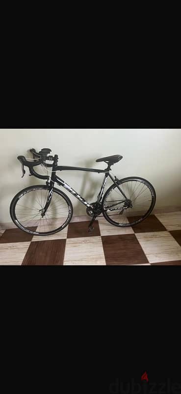 Fuji Road Bike 10 عجلة فوجي رود بايك سرعات ١٠.           بحالة ممتازه.