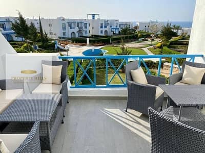 فيلا بتشطيب كامل نازل من سعرها بفيو مفتوح علي pools من ماونتن فيو راس الحكمة بمساحه كبيره