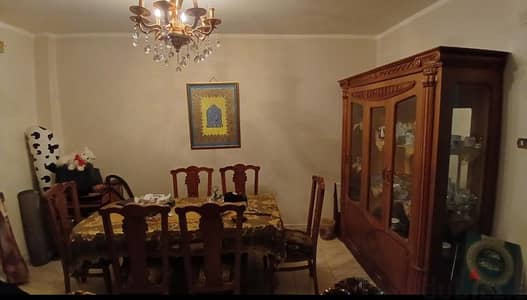 ترابيزة سفرة بالكراسي ونيش مستعمل بحالة جيدة جدا