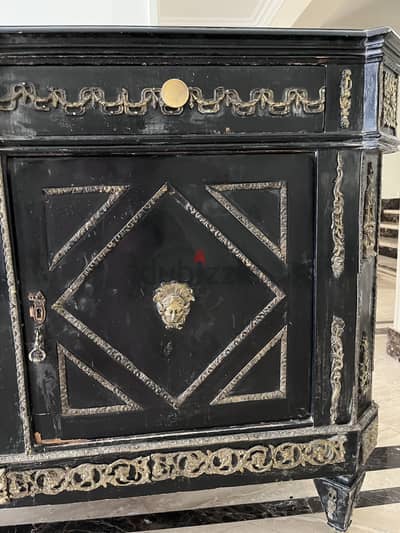 بوفيه خشب مطعم بالنحاس