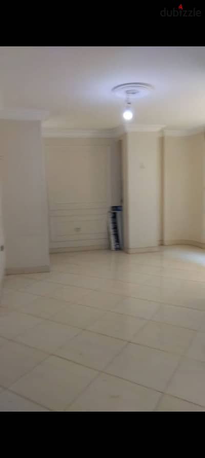 Apartment for rent in Helmiya El-Zaitoun, 3 rooms and a reception ready for immediate occupancy.