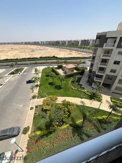 إطلالة استثنائية لا تتكرر. . شقة للإيجار قانون جديد (فاضي) في نموذج B10  تعلن شركة F. A. M F6 عن طرح شقة فاخرة ومميزة جداً للإيجار السكني (قانون جديد - ب