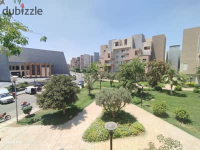 للايجار tفى مدينتى شقه 245 متر بالb8 تشطيب الشركه المميز دور اول فيو جاردن وبجوار الخدمات