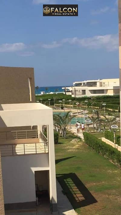 للبيع شاليه بيطل على البحر متشطب بالتكيفات و المطبخ تقسيط في هاسيندا بجوار La vista و فوكا باي راس الحكمة الساحل الشمالي