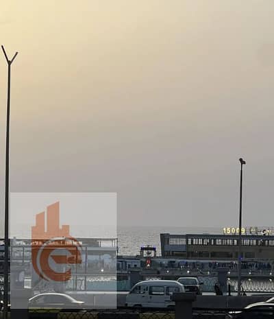 شقــة مفــروشــة بـ سيدى جابر  130 م -خطــوات للبحــر