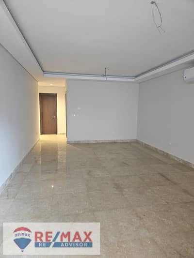 شقه مميزة ارضي بجاردن للبيع في كمبوند ابراج زيد الشيخ زايد في موقع مميز
