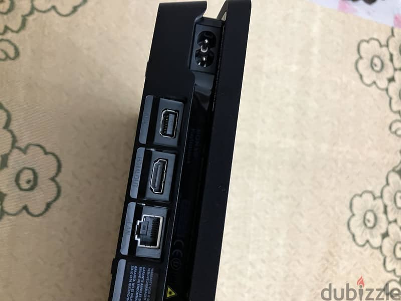 PlayStation 4 slim 1