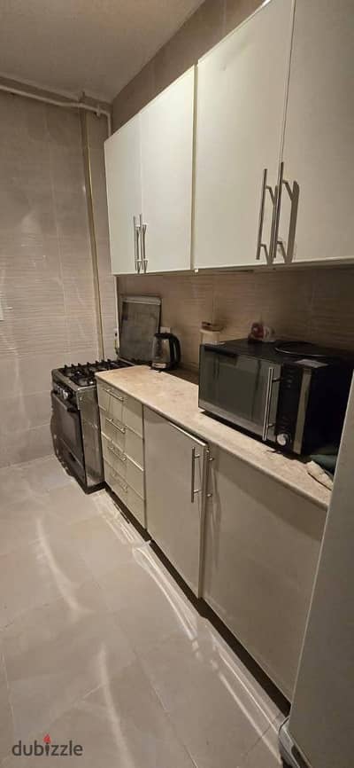 For sale at a bargain price in the seventh neighborhood Sheikh Zayed, very distinguished location, a few minutes from the main Saudi street. The apartment is fully finished, high super lux, 120m. The apartment is on a high ground floor with a private entrance, 2 bedrooms, 2 bathrooms, and a reception and kitchen. For more details: 010 22320373 01032867311