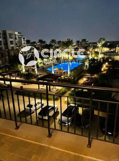 شقة ٢٢٥م بالدور الثالث نصف مفروشة ٣ غرف نوم بإطلالة بانورامية على الجولف واللاندسكيب للبيع في أبتاون كايرو - ذا سيراس Uptown Cairo