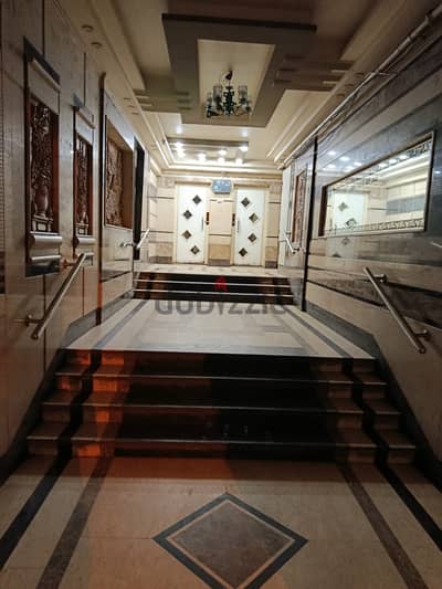 شقه للبيع بوسط البلد محطة مصر ومحرم بك وجميع الخدمات