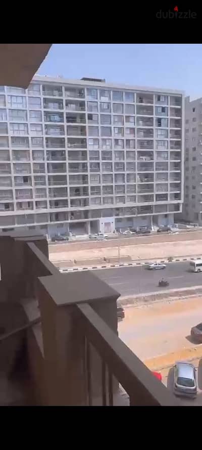 شقة للايجار الفاضي للسكن الراقي بموقع متميز بكمبوند بالم سيتي عالدائري مباشر ميدان محمد ذاكي أمام كمبوند وان قطامية بالقرب من جميع الخدمات والمواصلات وكارفو الدائري (يوجد بالشقه مطبخ وتكيف)