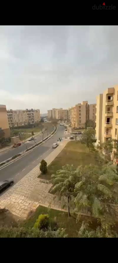 شقه للبيع فى مدينتى ٧٠ متر طلعت مصطفى فيو شارع و جاردن بال b11 عباره عن ٢ نوم و حمام  ريسيبشن و مطبخ أمريكان  دور رابع مش مجروحه نهائيا  خطوات لخدمات المرحله  خطوات للثاوث بارك