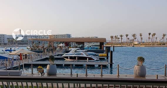 شاليه ١٤٥م تشطيب كامل مفروش بالكامل (بحري) ٣ غرف نوم + غرفة خادمة للبيع في مراسي بلانكا الساحل الشمالي Marassi Blanca