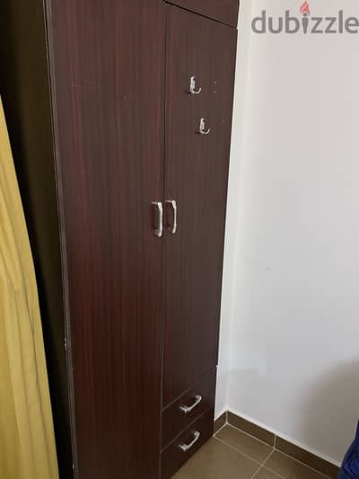 دولاب خشبي بني