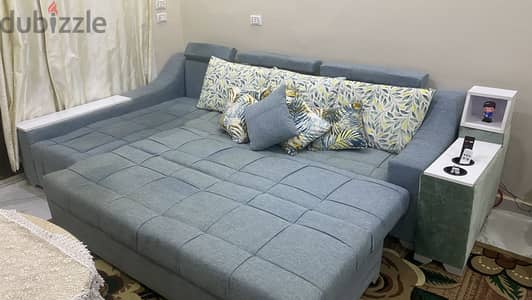 ركنه فيها ميكانيزم تركي وقماشها كتان وخشب زان احمر