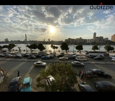 شقة فندقية للايجار علي كورنيش النيل وسط البلد أمام ممشي مصر ٤ غرف و ٣ حمام و ريسبشن و مطبخ للعائلات