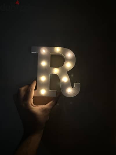 ديكور حرف R مضيء