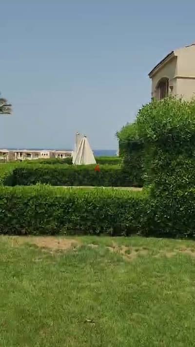 شالية لقطة  يري البحر  ارضي بجاردن ٣ غرف في لافيستا ٦ السخنة