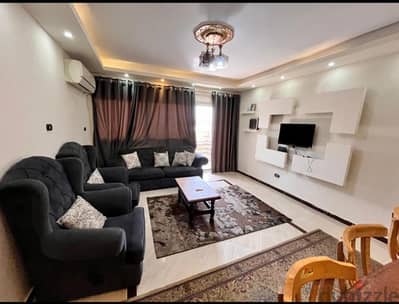 شقة للايجار دور أول علوى مكيفة شامل كارنيهات الدخول والشاطئ. واى فاى