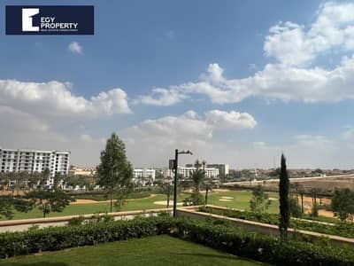 شقة بحديقة للبيع في اب تاون التجمع الخامس متشطبة بالكامل جاهزة للاستلام مباشرة علي الجولف