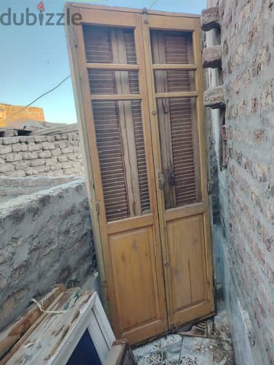 باب بلكونه بالحلق والمفصلات شيش وزوجاج عرض 90*225وشبابيك منور عدد 4